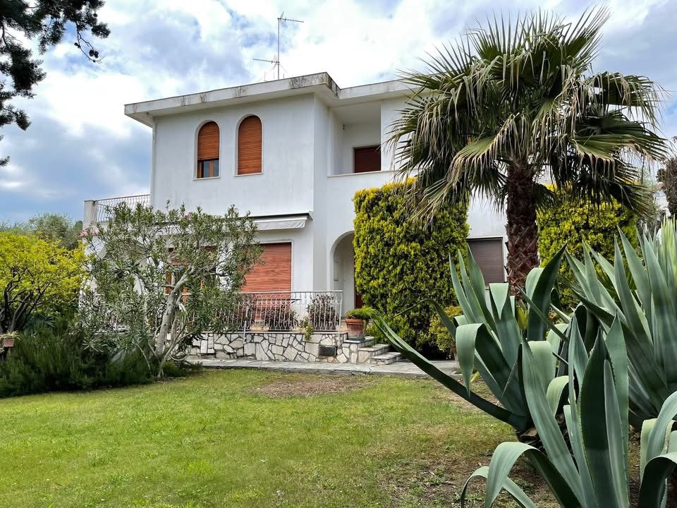 Ref. 819	Diano Marina: Villa mit mediterranem Flair und Garten, Baujahr 1970, zum Sanieren  in DIANO MARINA