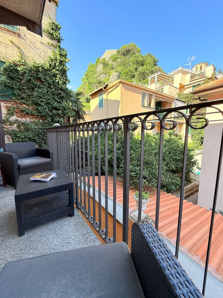 Ref. 842 FINALE LIGURE – Großzügige und Lichtdurchflutete Wohnung nur wenige Schritte vom Meer entfernt