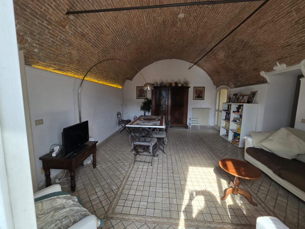 Ref. 848 Charaktervolle Wohnung in antikem Gebäude mit Blick auf den Kirchplatz – Nähe Albenga