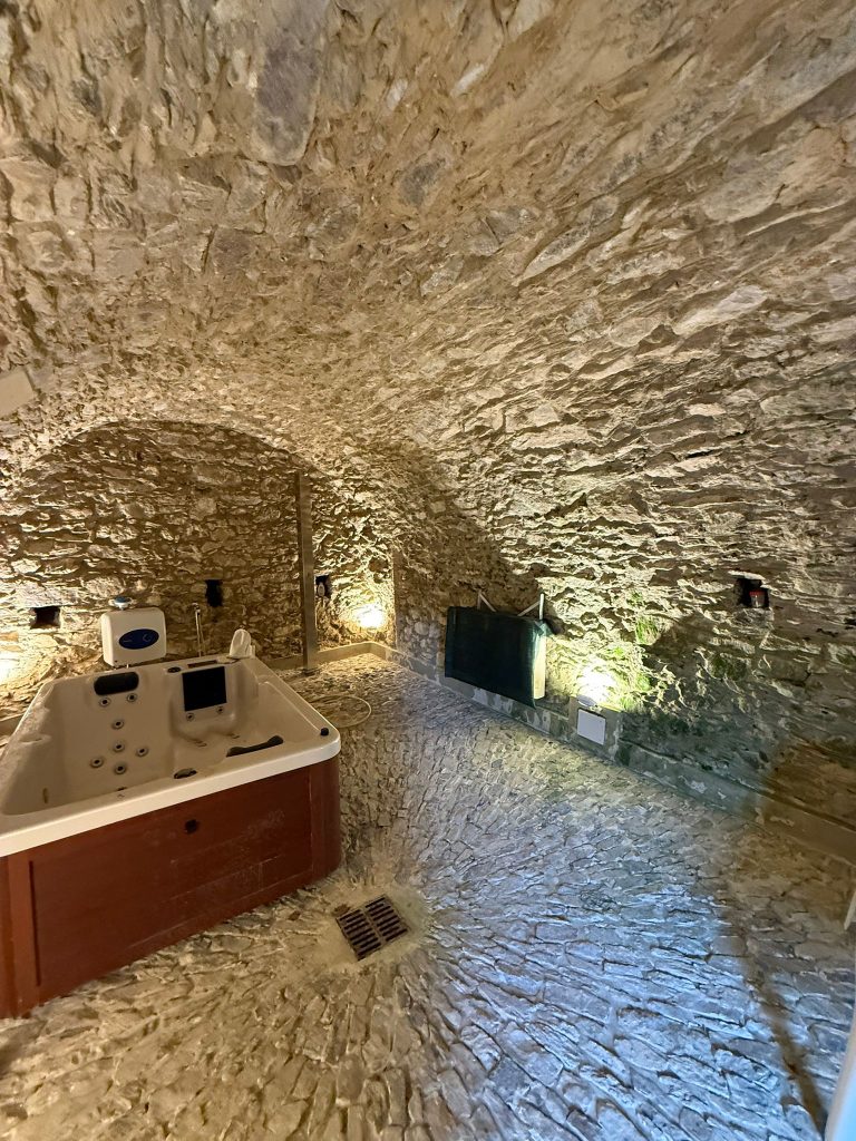 Ref. 856 „Einzigartiges Rustico mit Whirlpool, Garten & Traum-Panoramablick in Nasino