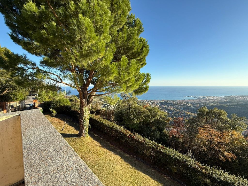 Ref. 857 Luxuriöse Villa mit Park und Meerblick in Pietra Ligure