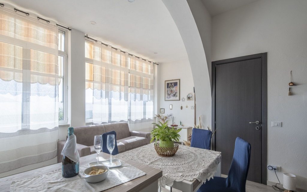 Ref. 906 Arnasco- Exklusive, vollständige sanierte Wohnung mit Meerblick und Garten.