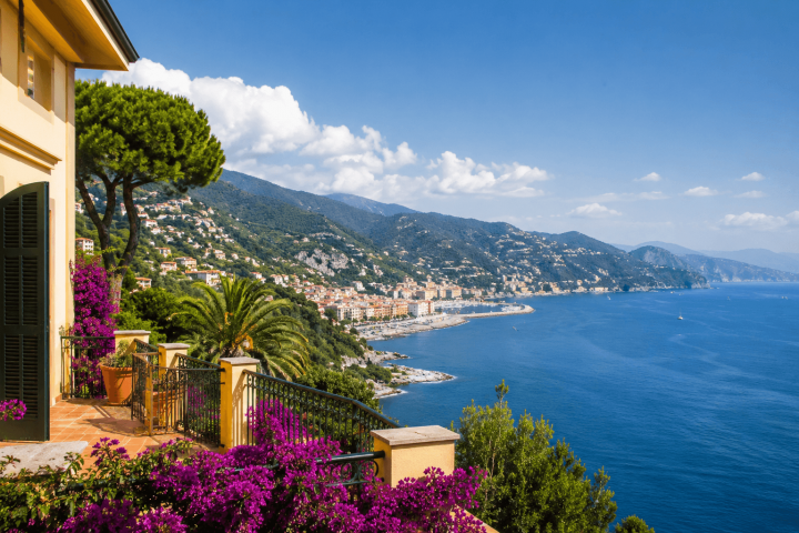 Elegante villa con vistas al mar en la costa de Liguria, con vistas panorámicas de la Riviera italiana y propiedades de lujo en Liguria.